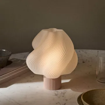 Soft Serve portabel bordlampe - Wild strawberry, 23 cm - Crème Atelier