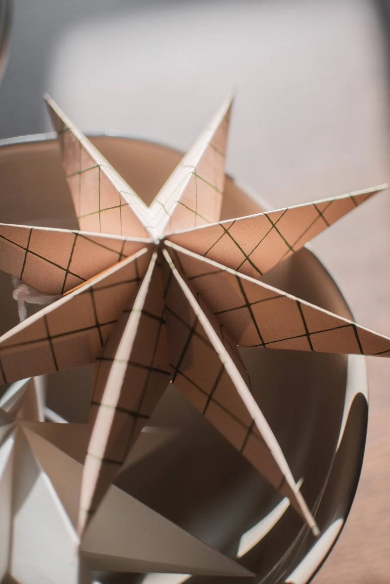 Paper winter star dekorasjonshengel, Square sand, large, Ø19 cm DBKD