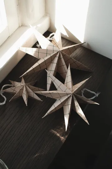 Paper winter star dekorasjonshengel - Square sand, medium, Ø14 cm - DBKD