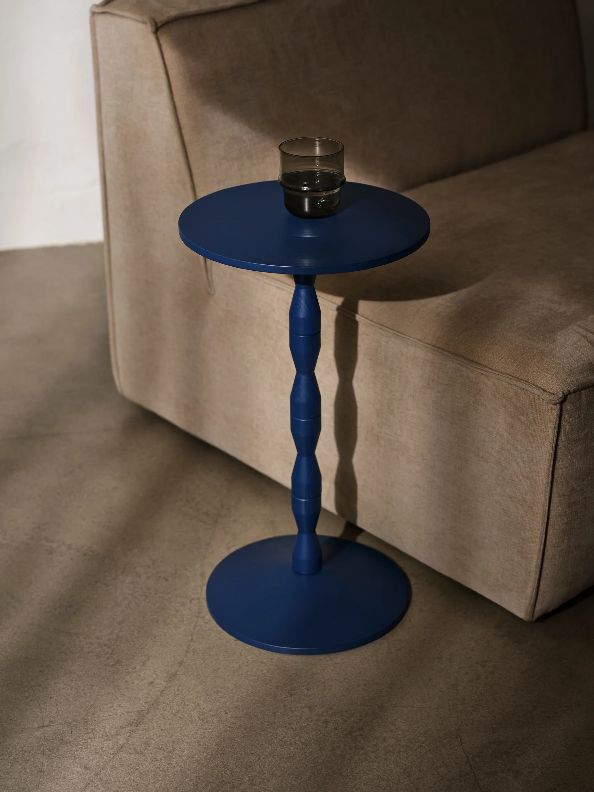 Pedestal bord Ø 31 x 67,5 cm, Blue Design House Stockholm