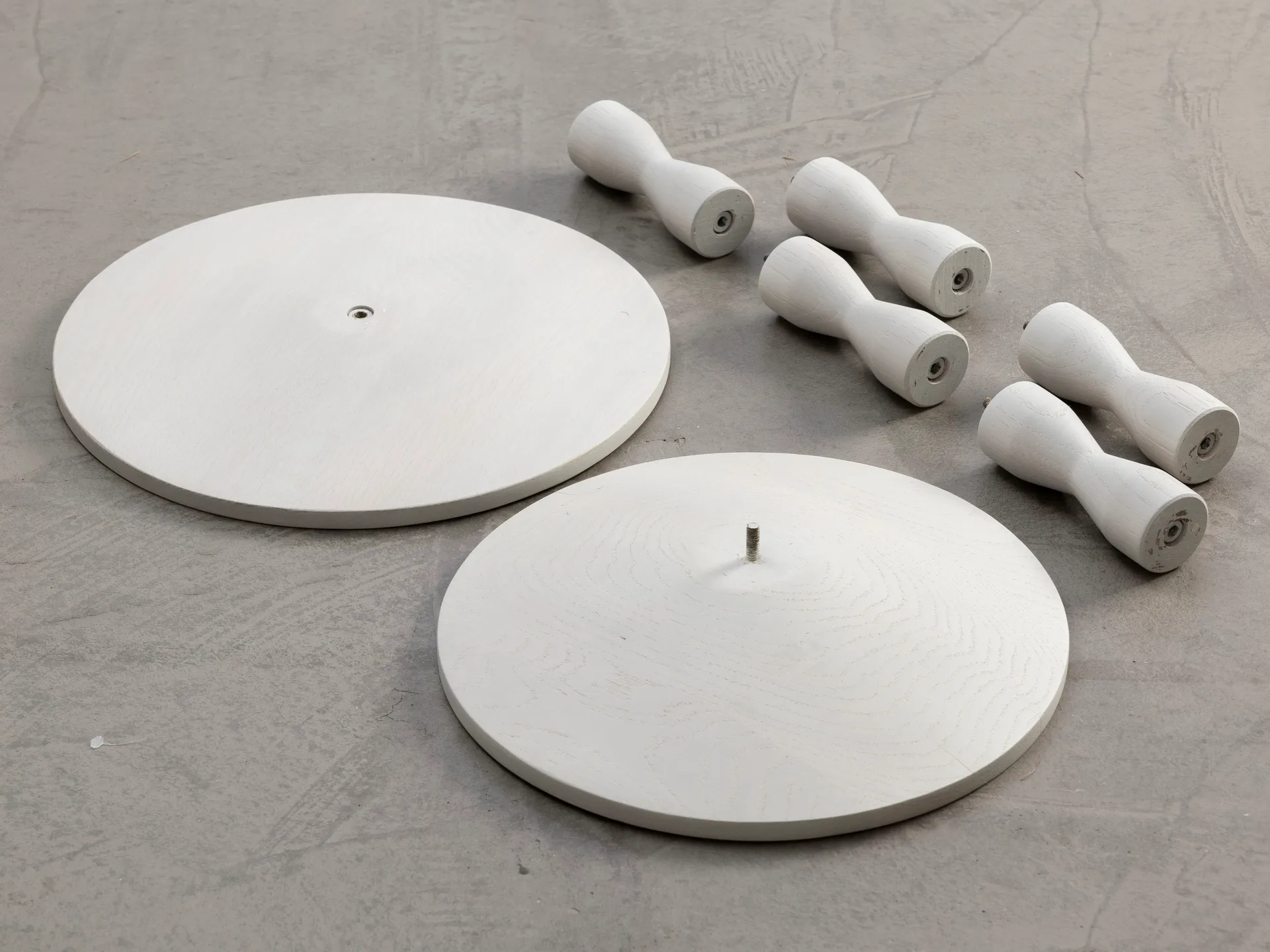 Pedestal bord Ø 31 x 67,5 cm, Stained white grey Design House Stockholm