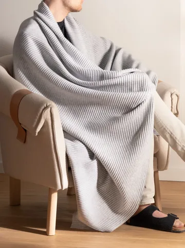 Pleece pledd 140 x 160 cm - Lysegrå - Design House Stockholm