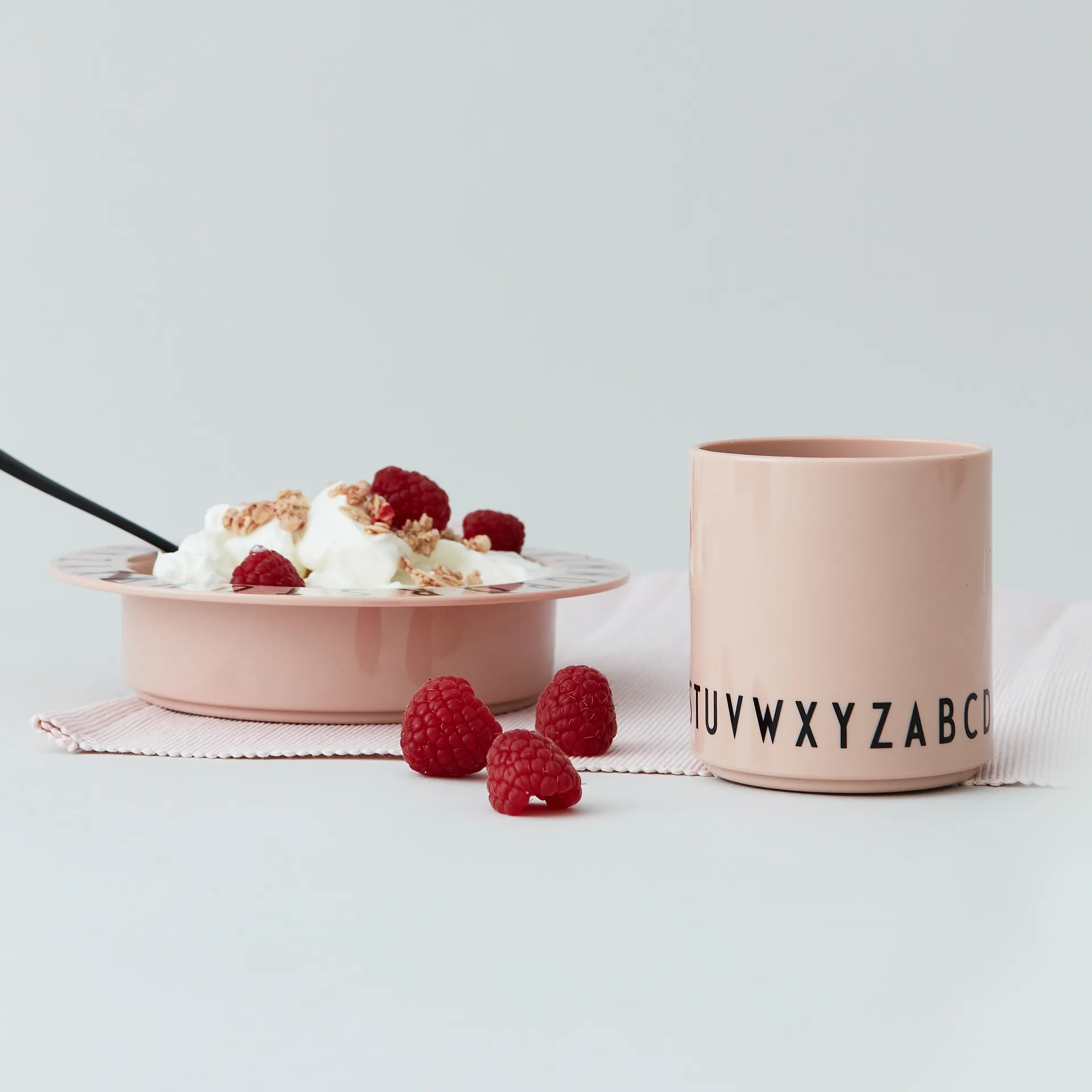 Eat & Learn barnekopp, Nude Design Letters