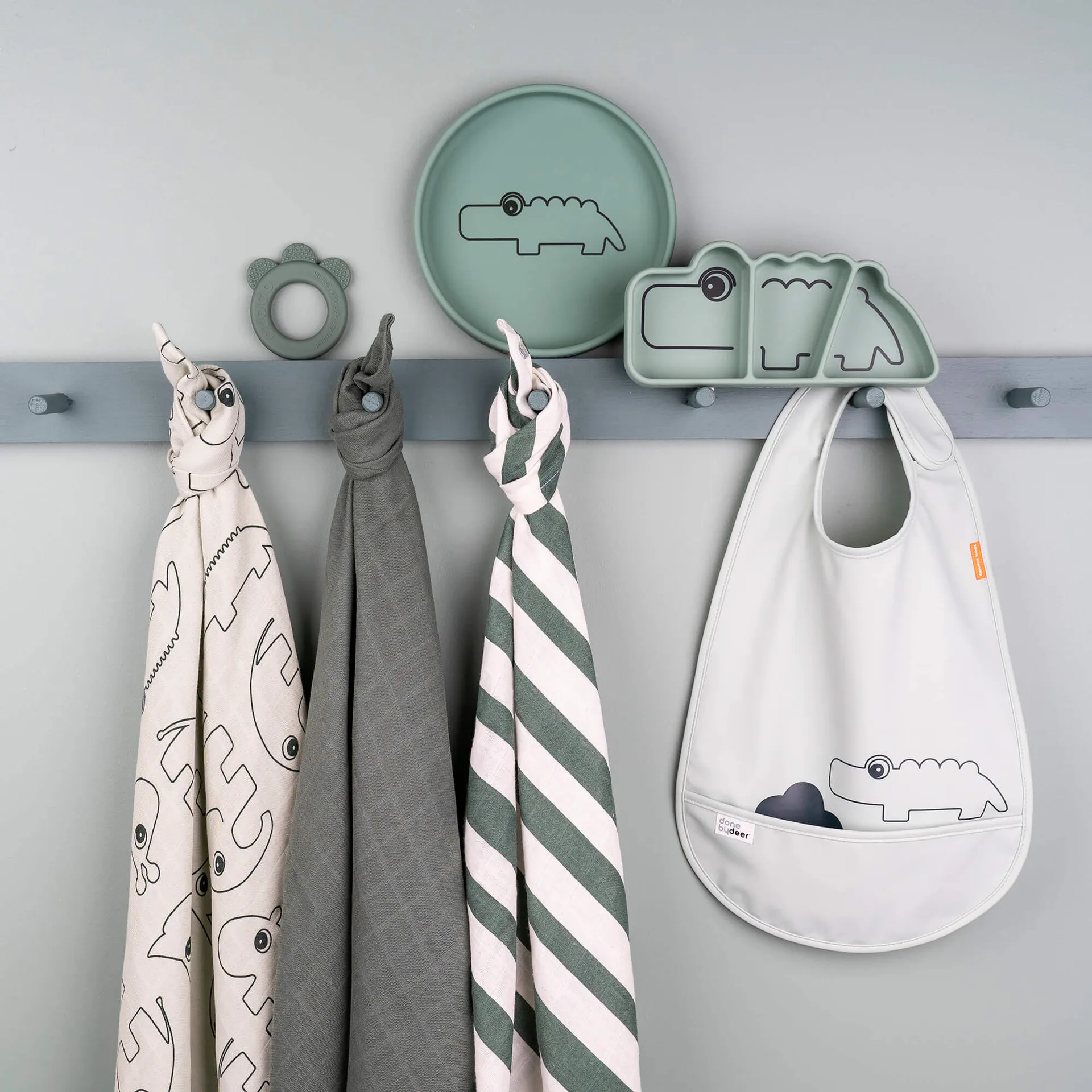 Croco Stick&Stay barnetallerken 9x21 cm, Green Done by deer