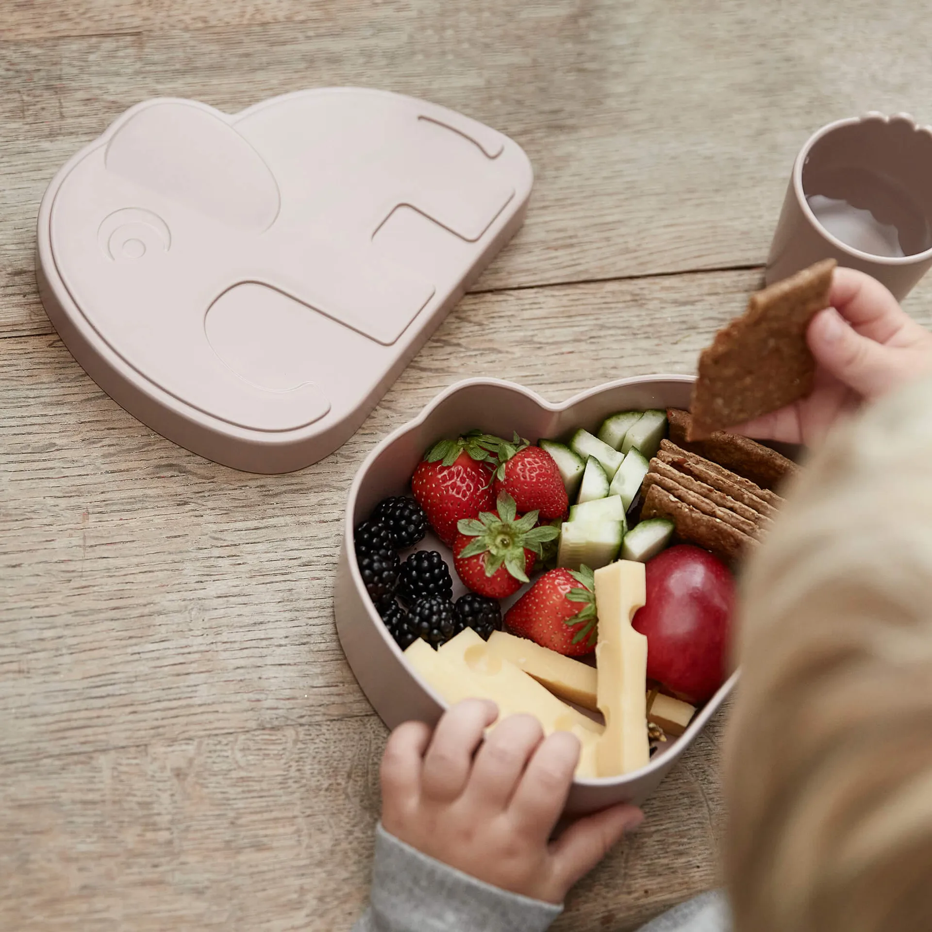 Elphee kiddish matboks, Grey Done by deer