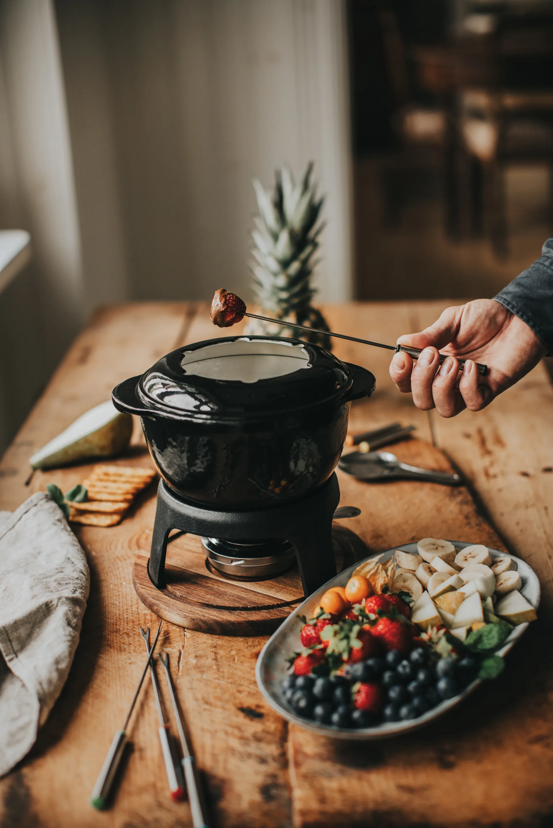 Foni Fondue støpejern emaljert 21×18,4×9,8 cm, Svart-akasie treplate Dorre