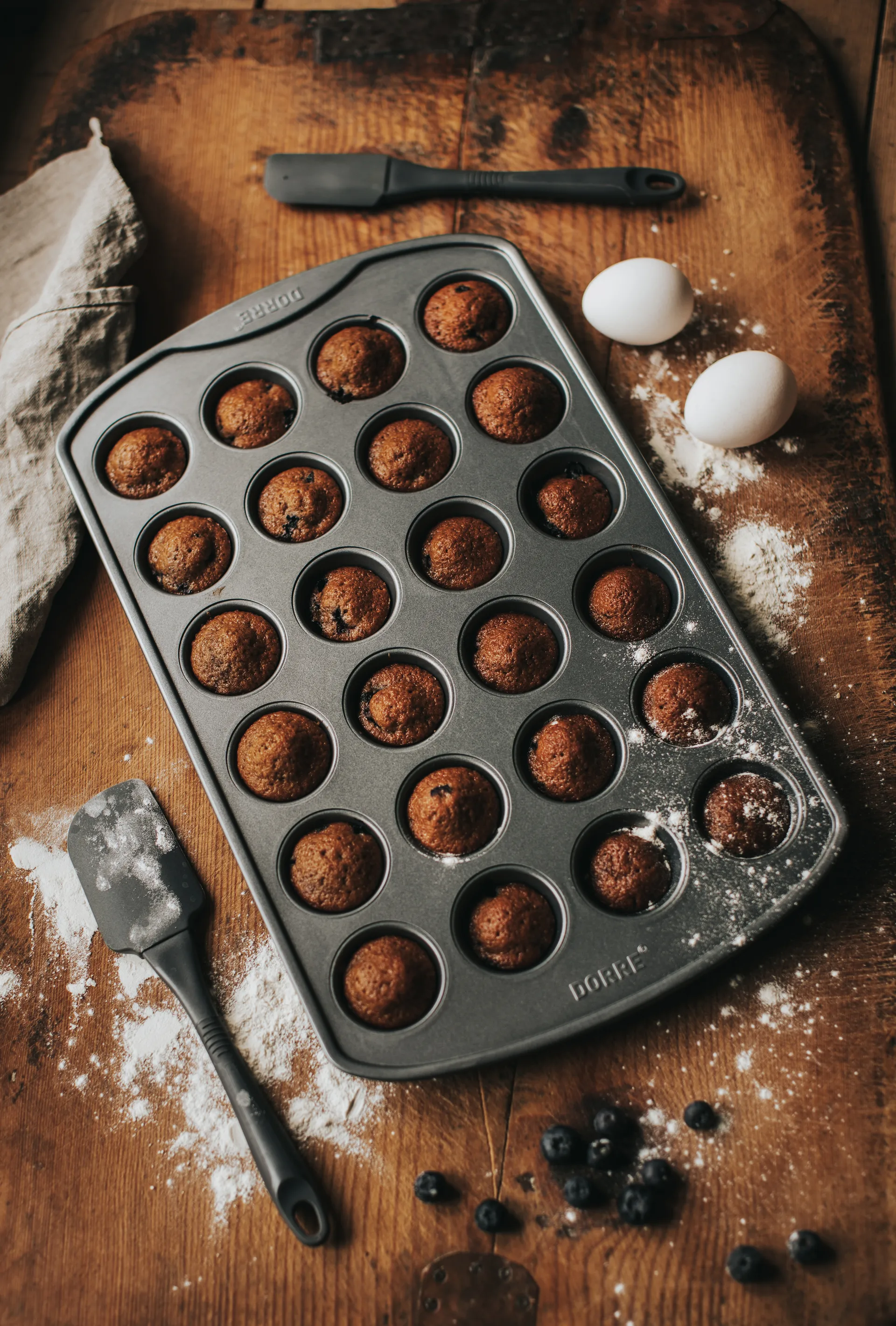 Karabo muffinsform kullstål 24 former, 42,5×26×2,8 cm Dorre