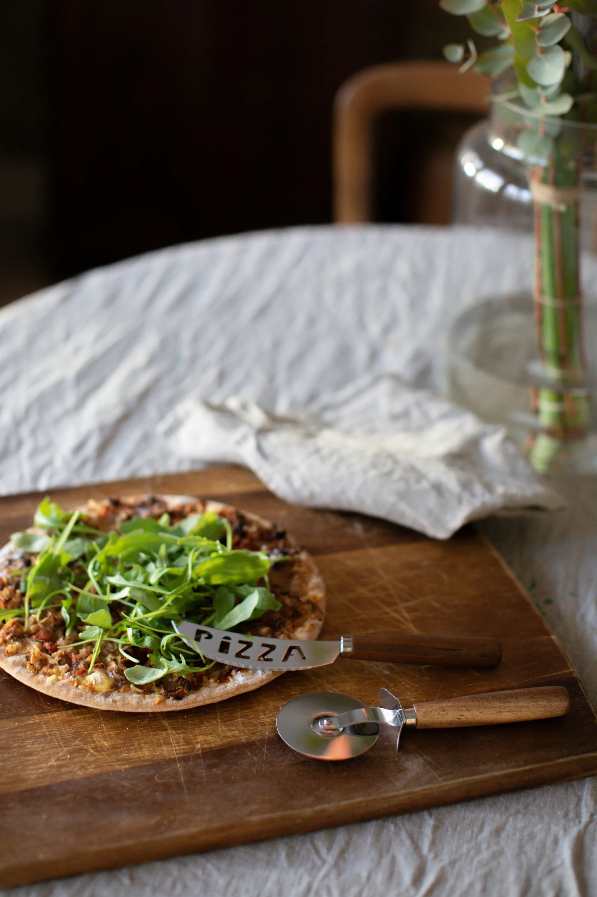 Pino pizzasett kniv og pizzahjul, Akasie-rustfritt stål Dorre