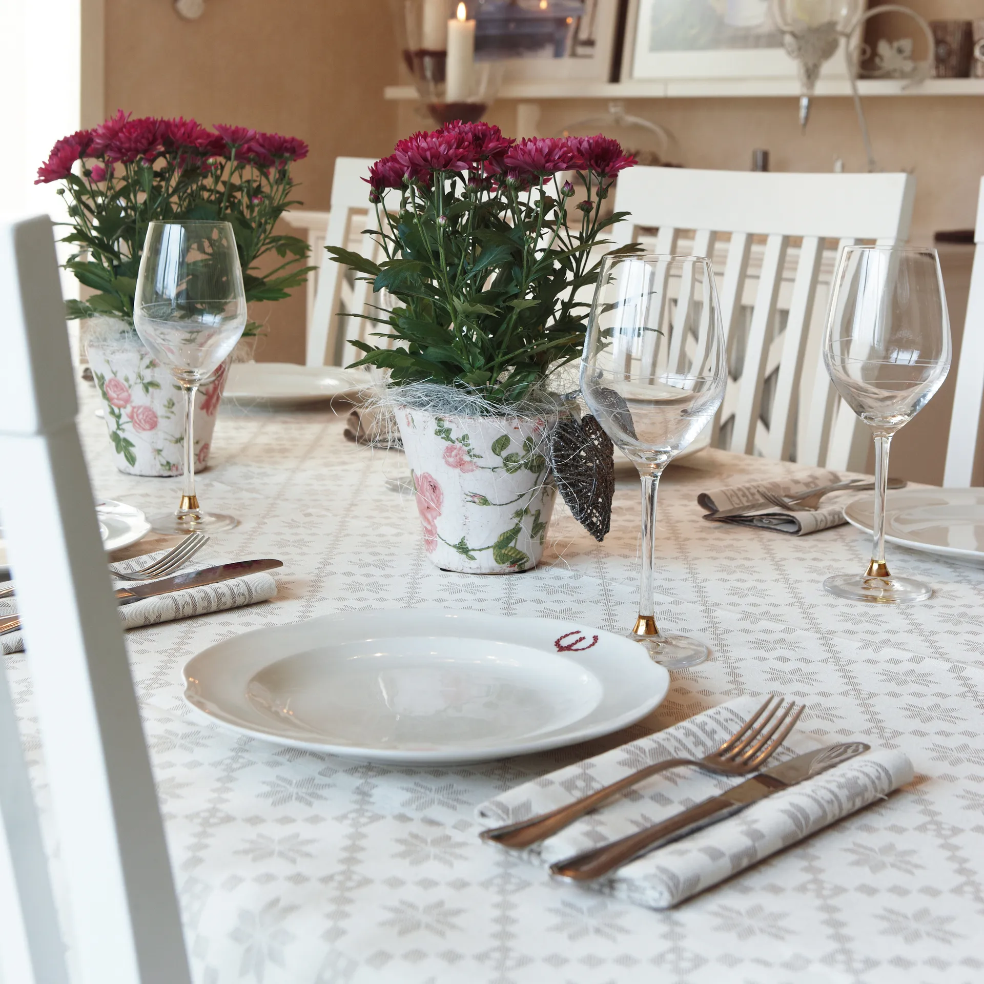 Åttebladrose bordduk beige, 150x260 cm Ekelund Linneväveri