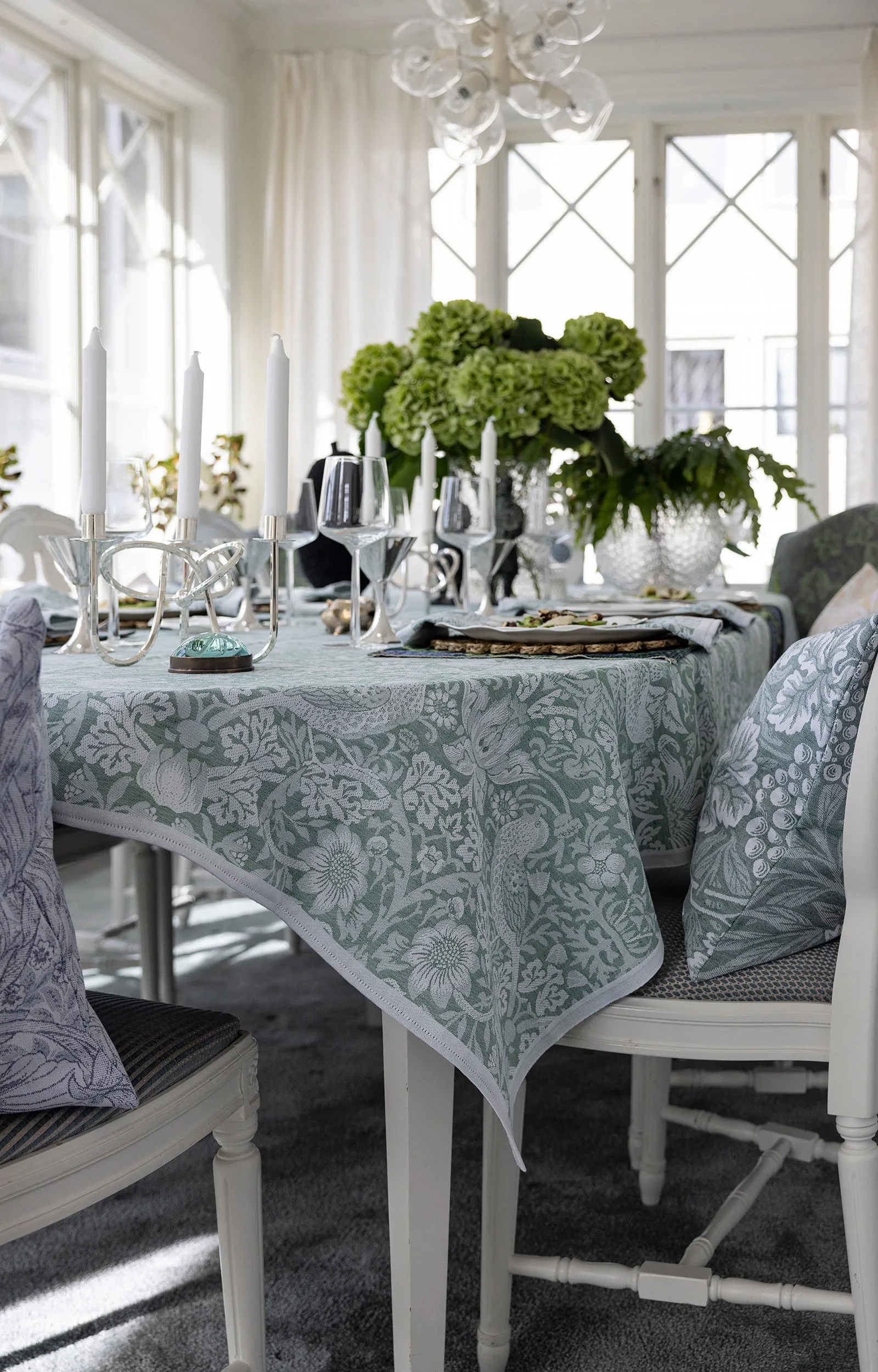 Strawberry Thief duk 150x300 cm, Grønn Ekelund Linneväveri