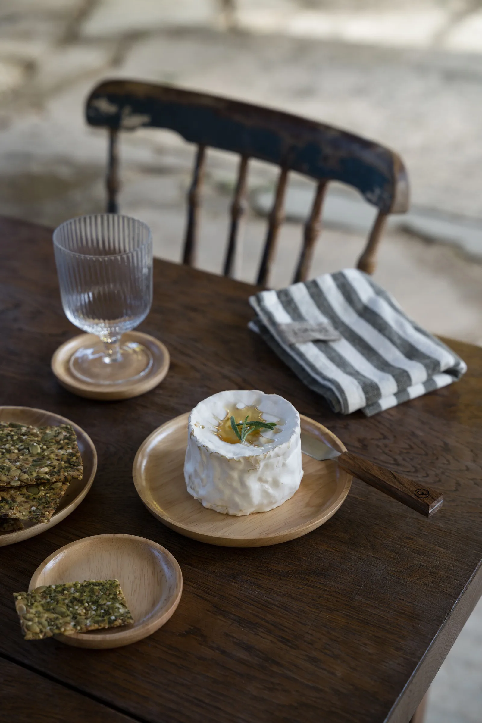 Ernst serveringsbrett i tre, Gummitre, Ø10 cm ERNST