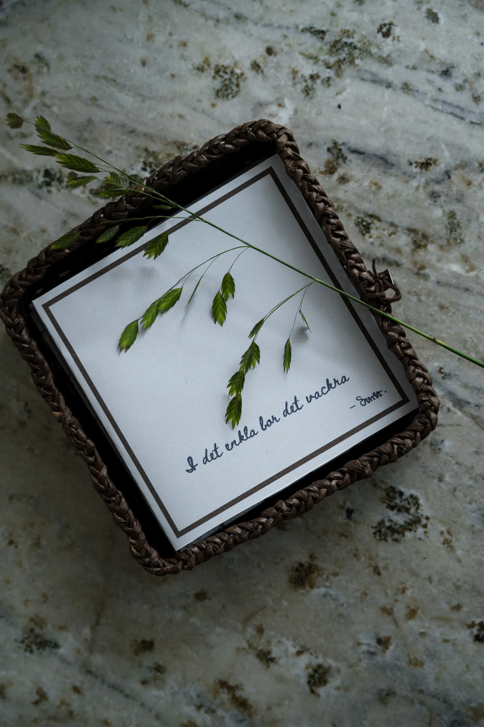 Ernst serviett med sitat - I det enkla 20 stk., Lysegrå ERNST