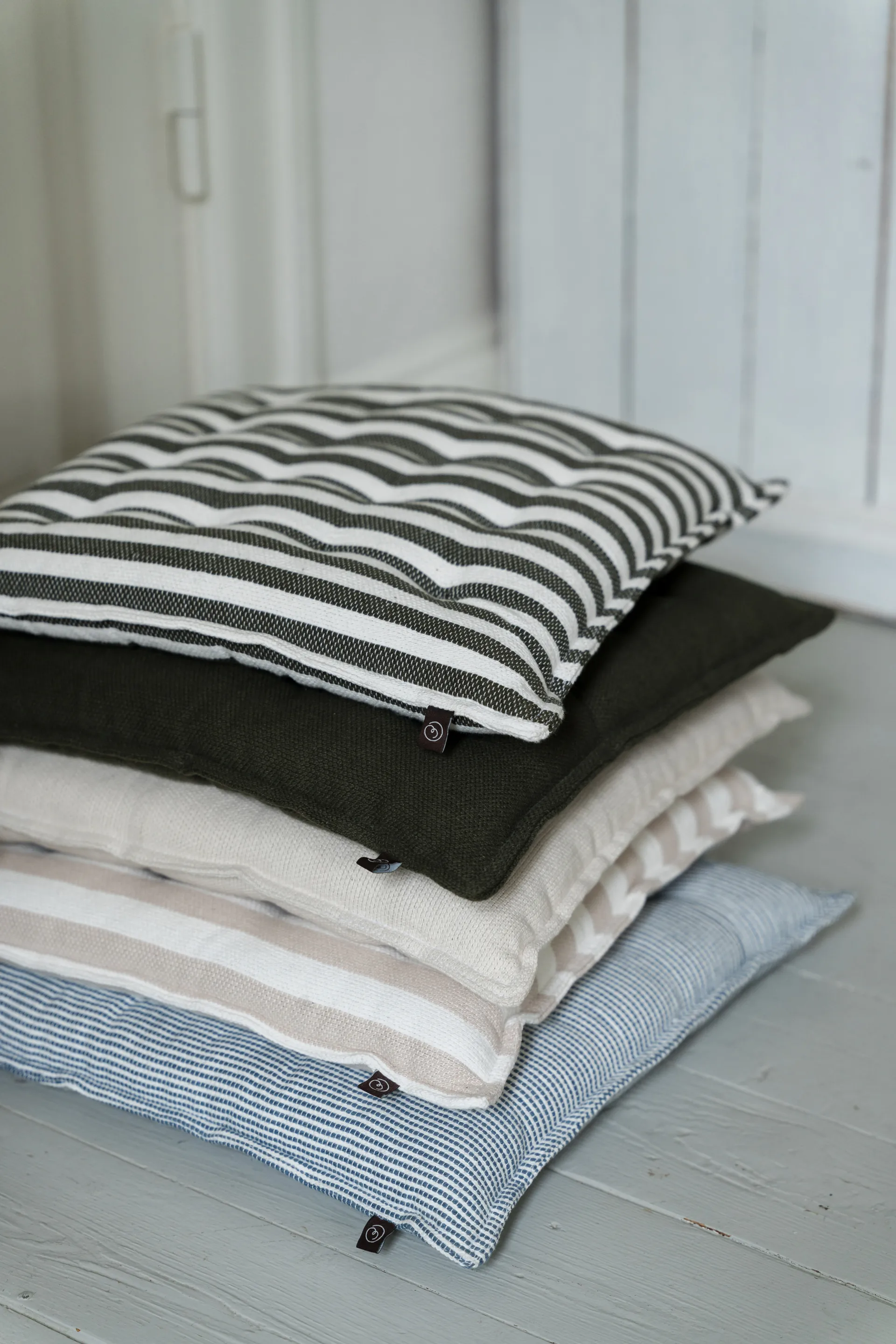 Ernst sittepute 40x40 cm, Salvie, hvit ERNST