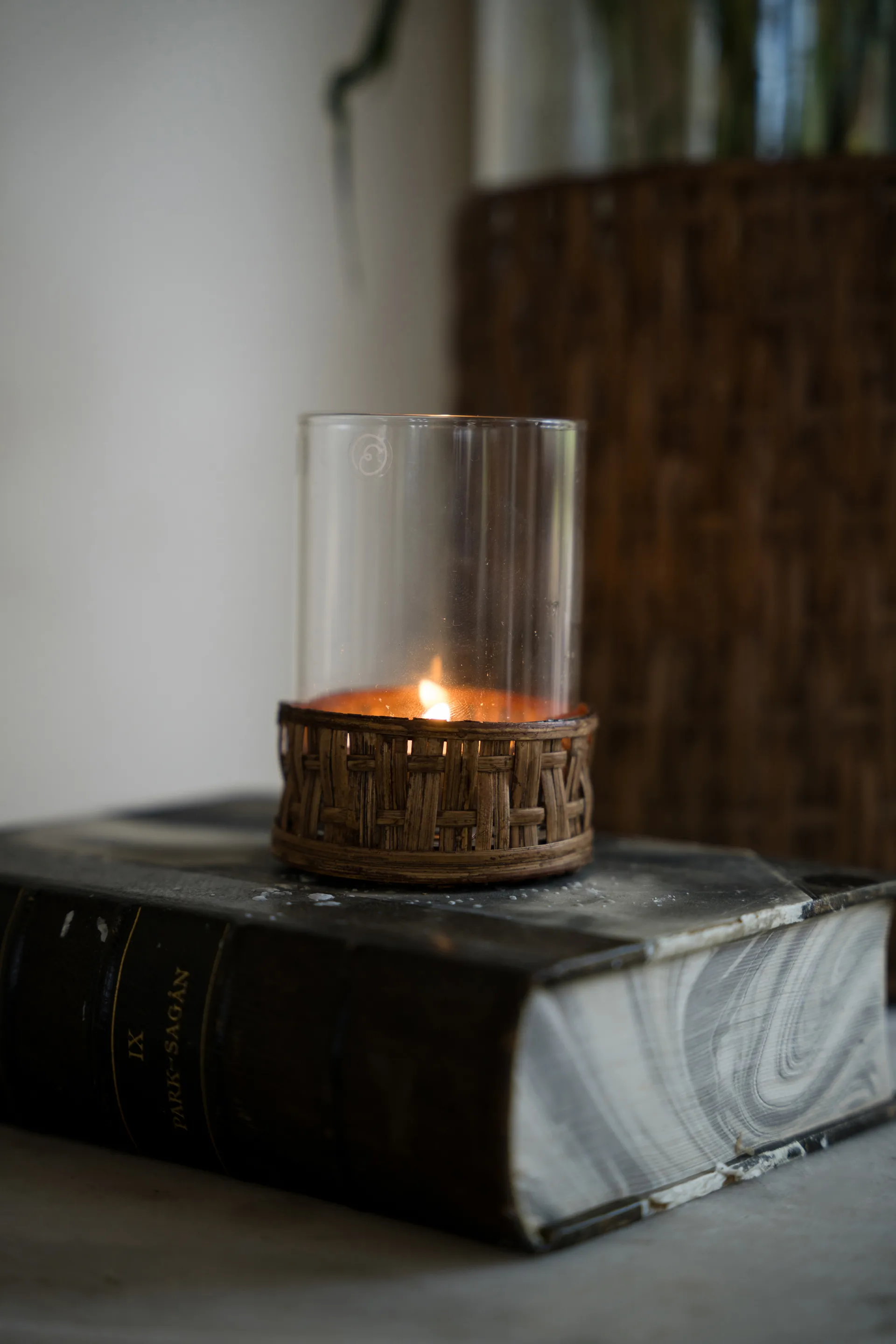 Ernst vase/lykt i kurv, Mørkebrun, Ø7x8,5 cm ERNST