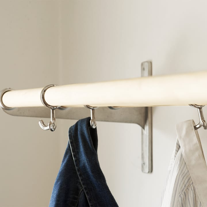Nostalgi knaggrekke, Valnøtt, aluminiumsstativ Essem Design