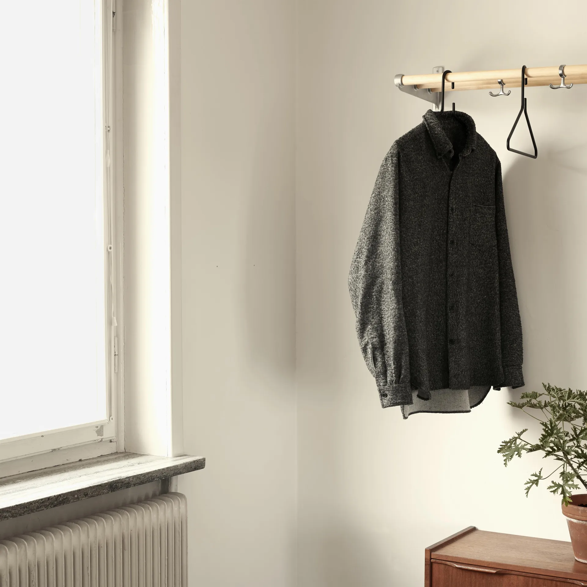 Nostalgi sko- eller hattehylle, Bjørk, aluminiumsstativ Essem Design