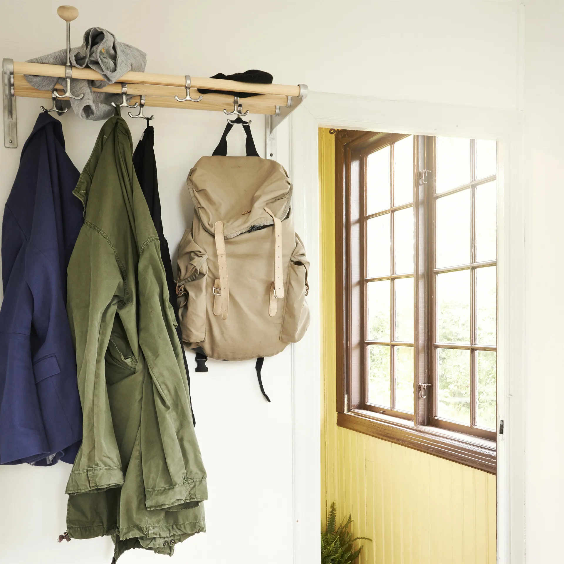 Nostalgi sko- eller hattehylle, Bjørk, aluminiumsstativ Essem Design