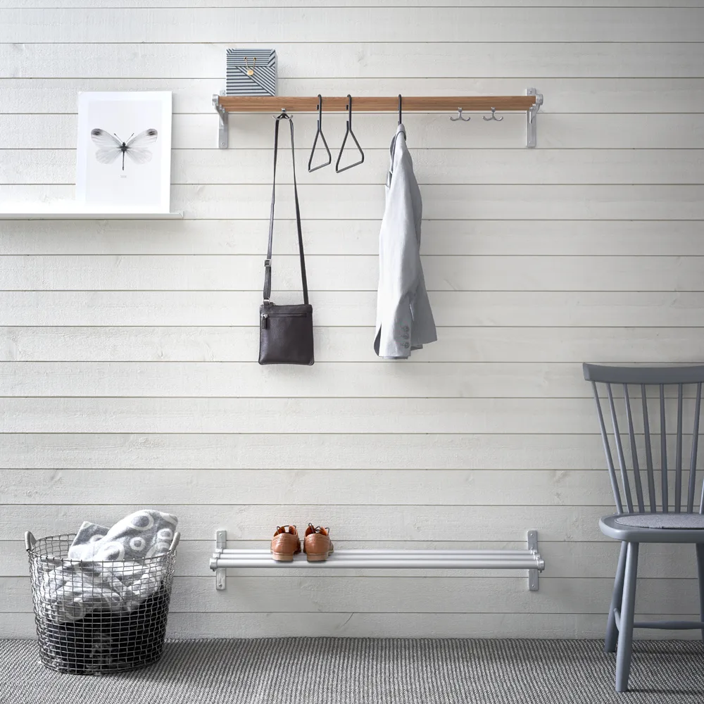 Nostalgi sko- eller hattehylle, Valnøtt, aluminiumsstativ Essem Design