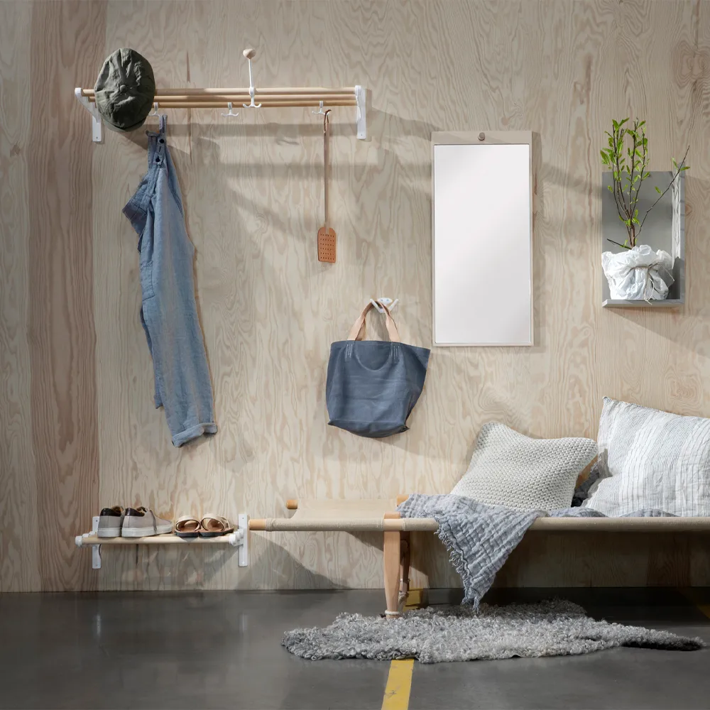 Nostalgi sko- eller hattehylle, Valnøtt, aluminiumsstativ Essem Design