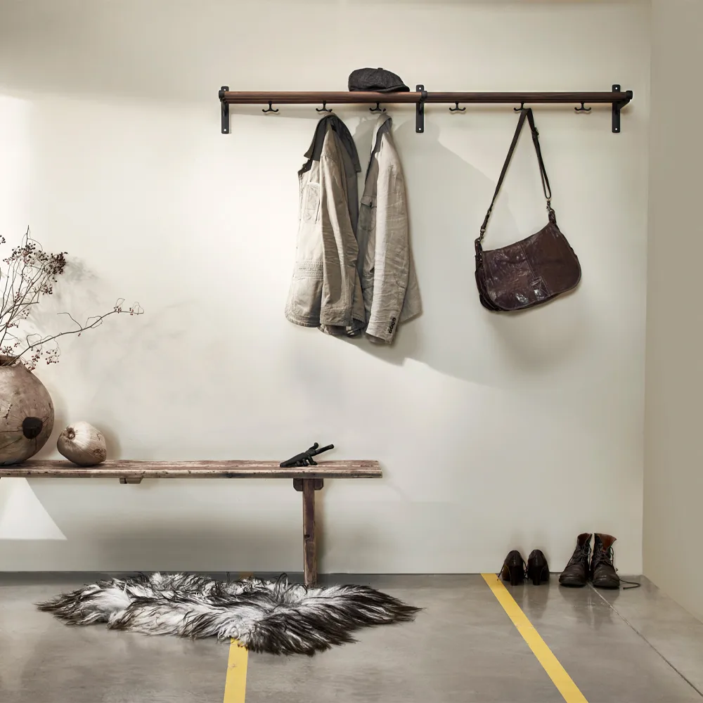 Nostalgi sko- eller hattehylle, Valnøtt, aluminiumsstativ Essem Design