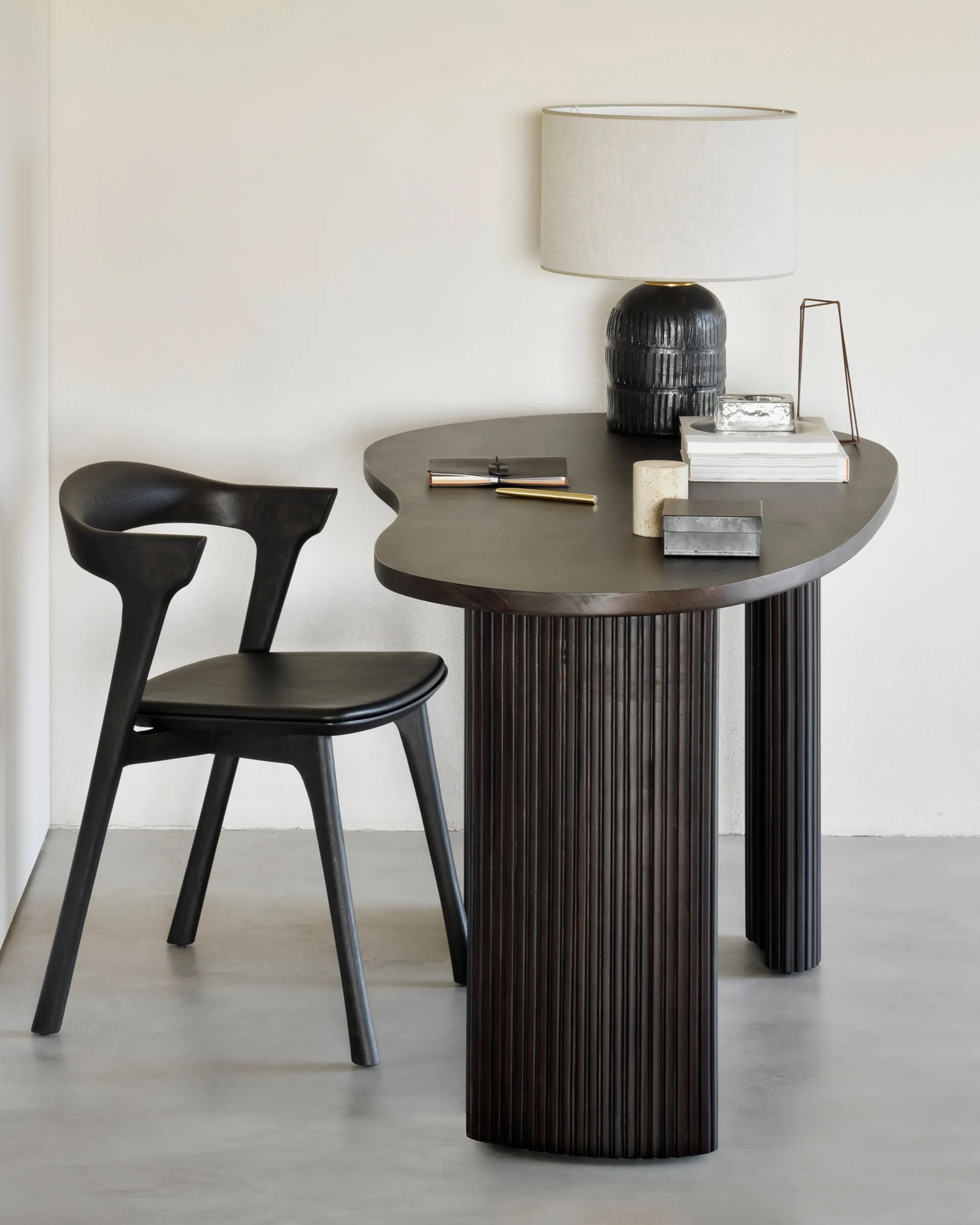 Boomerang skrivebord, Mørkebrunbeiset mahogny, 160x83x76 cm Ethnicraft