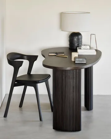 Boomerang skrivebord - Mørkebrunbeiset mahogny, 160x83x76 cm - Ethnicraft