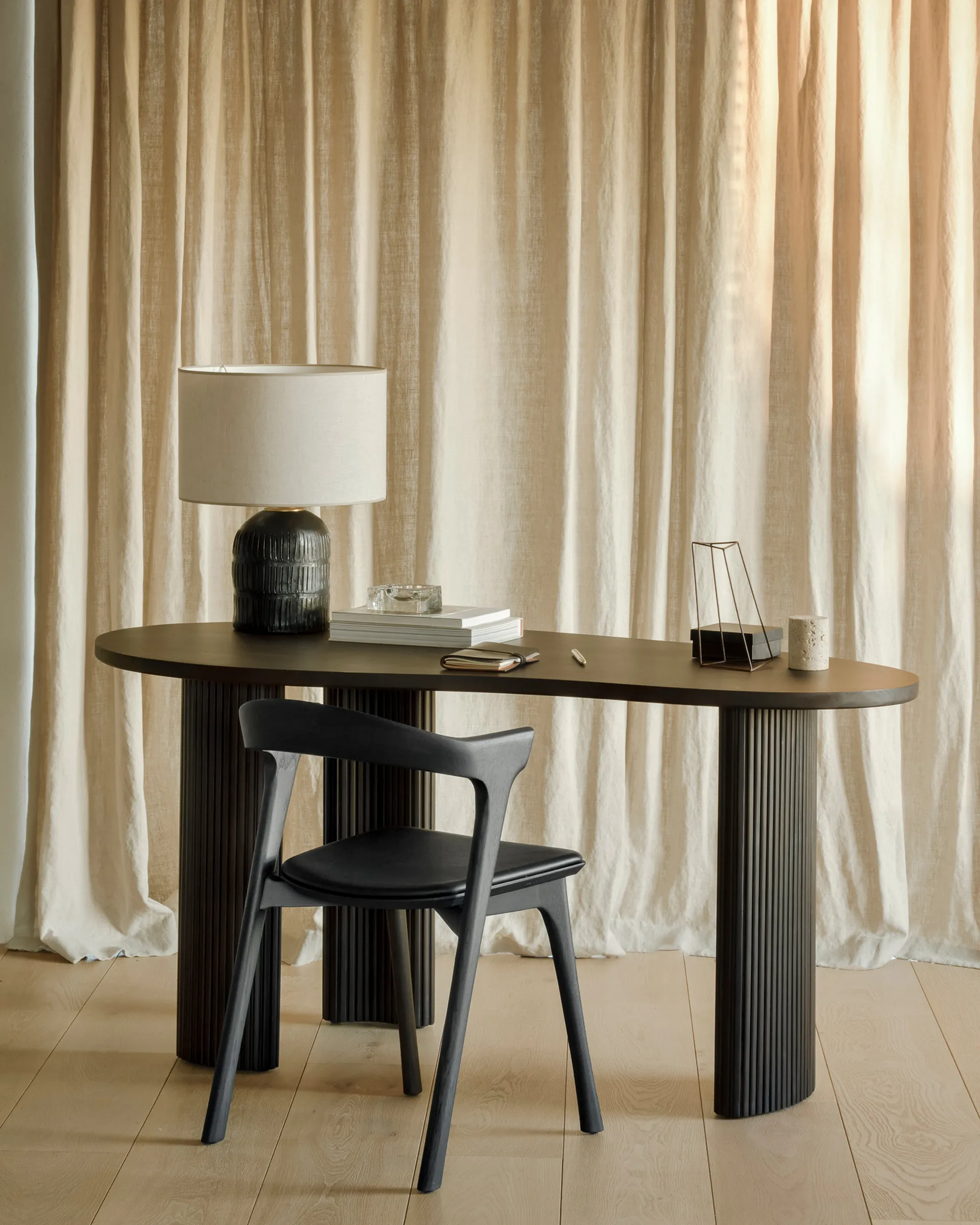 Boomerang skrivebord, Mørkebrunbeiset mahogny, 160x83x76 cm Ethnicraft