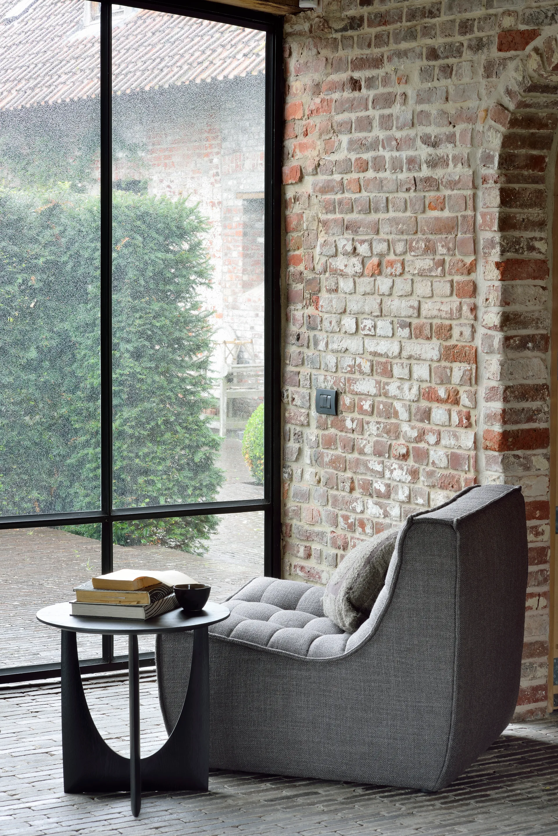 Geometric sidebord, Sort eik Ø 51 Ethnicraft