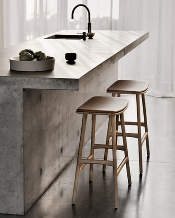 Osso Counter høy krakk 67 cm - Lakkert eik - Ethnicraft