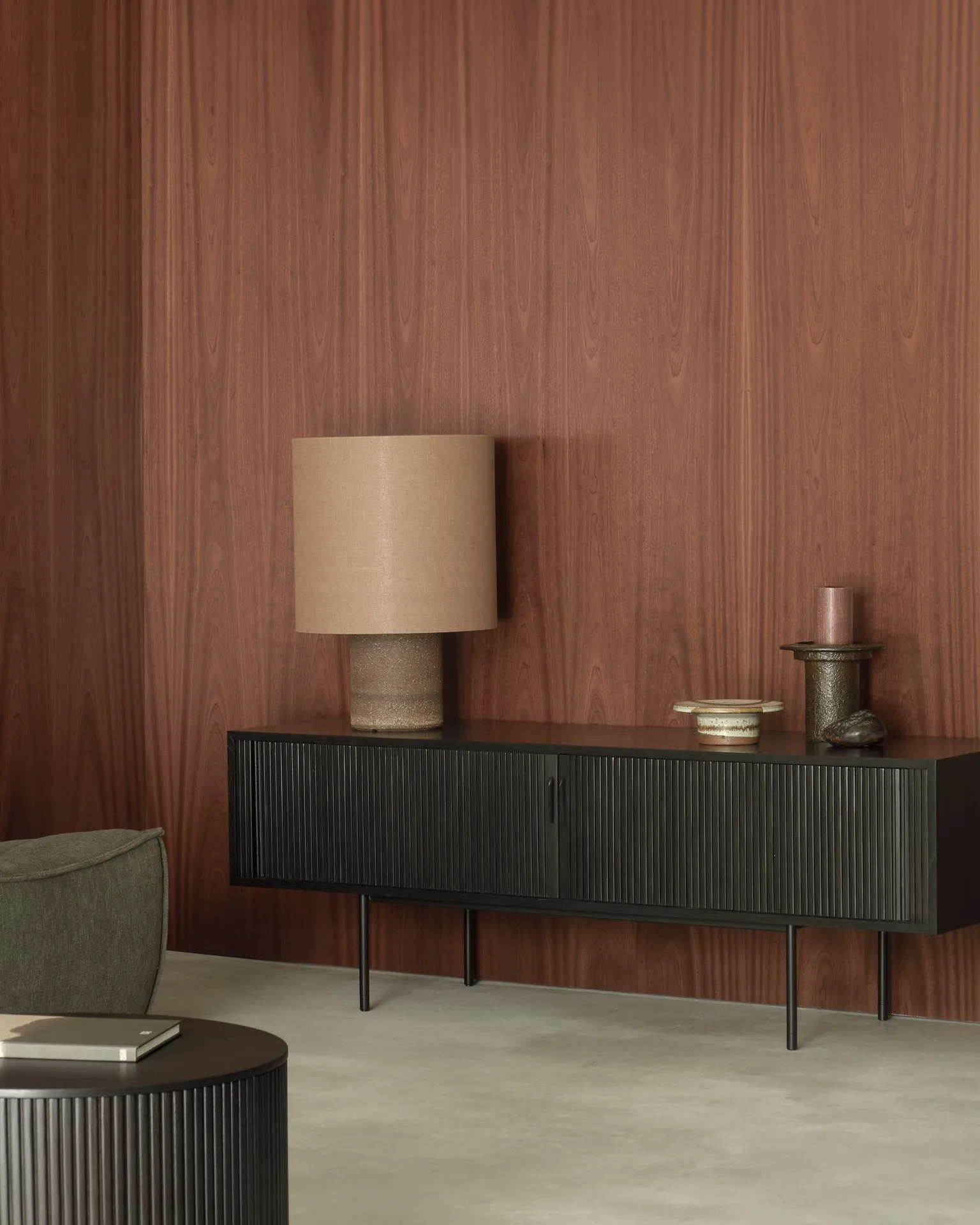 Roller Max TV-benk, Lakkert teak – svart – 2 dører Ethnicraft