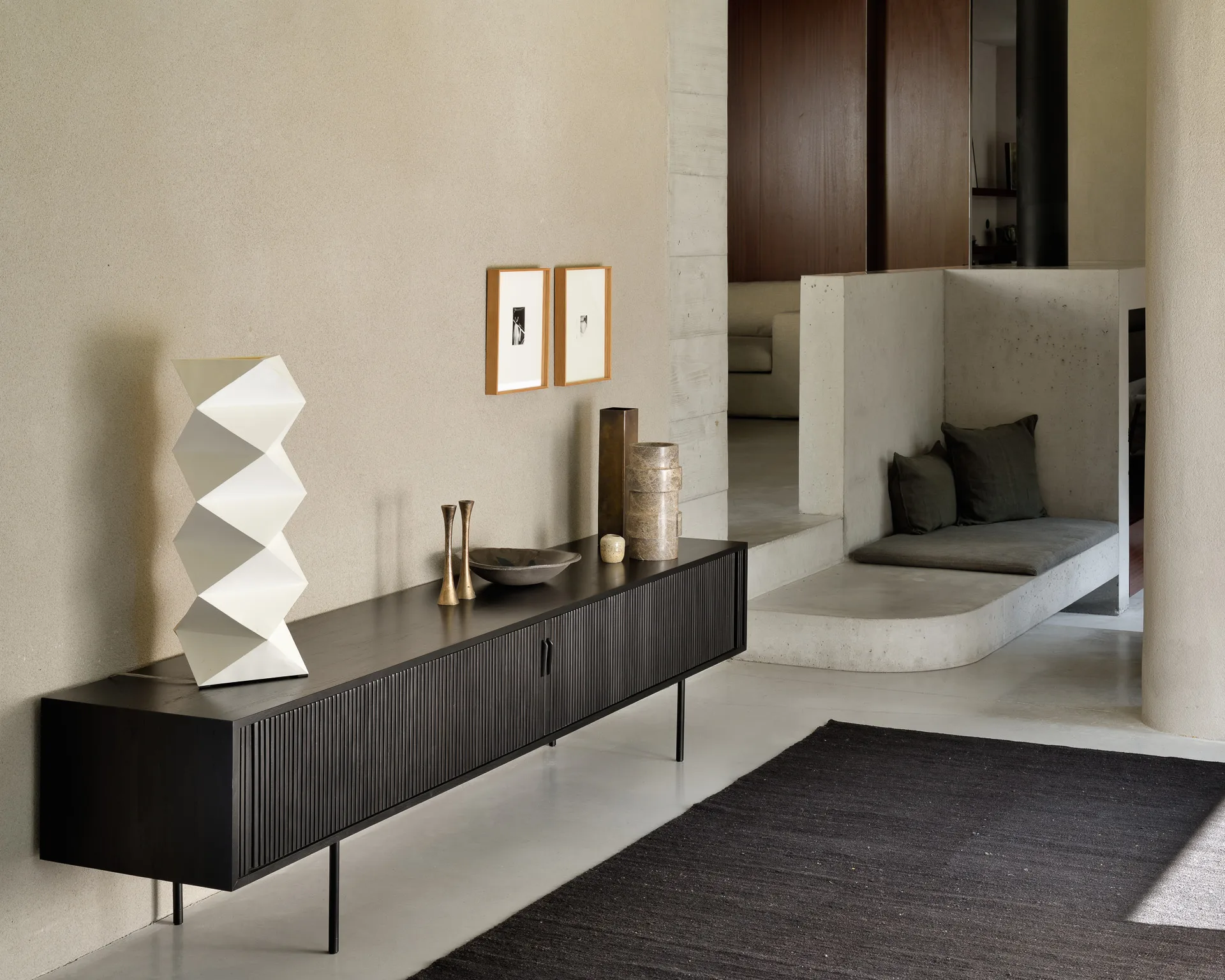 Roller Max TV-benk, Lakkert teak – svart – 2 dører Ethnicraft