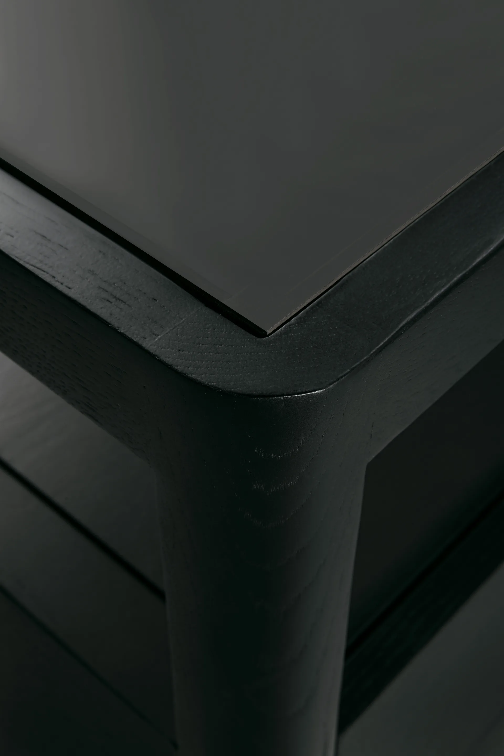 Spindle kommode, Svartlakkert eik, 4 skuffer Ethnicraft