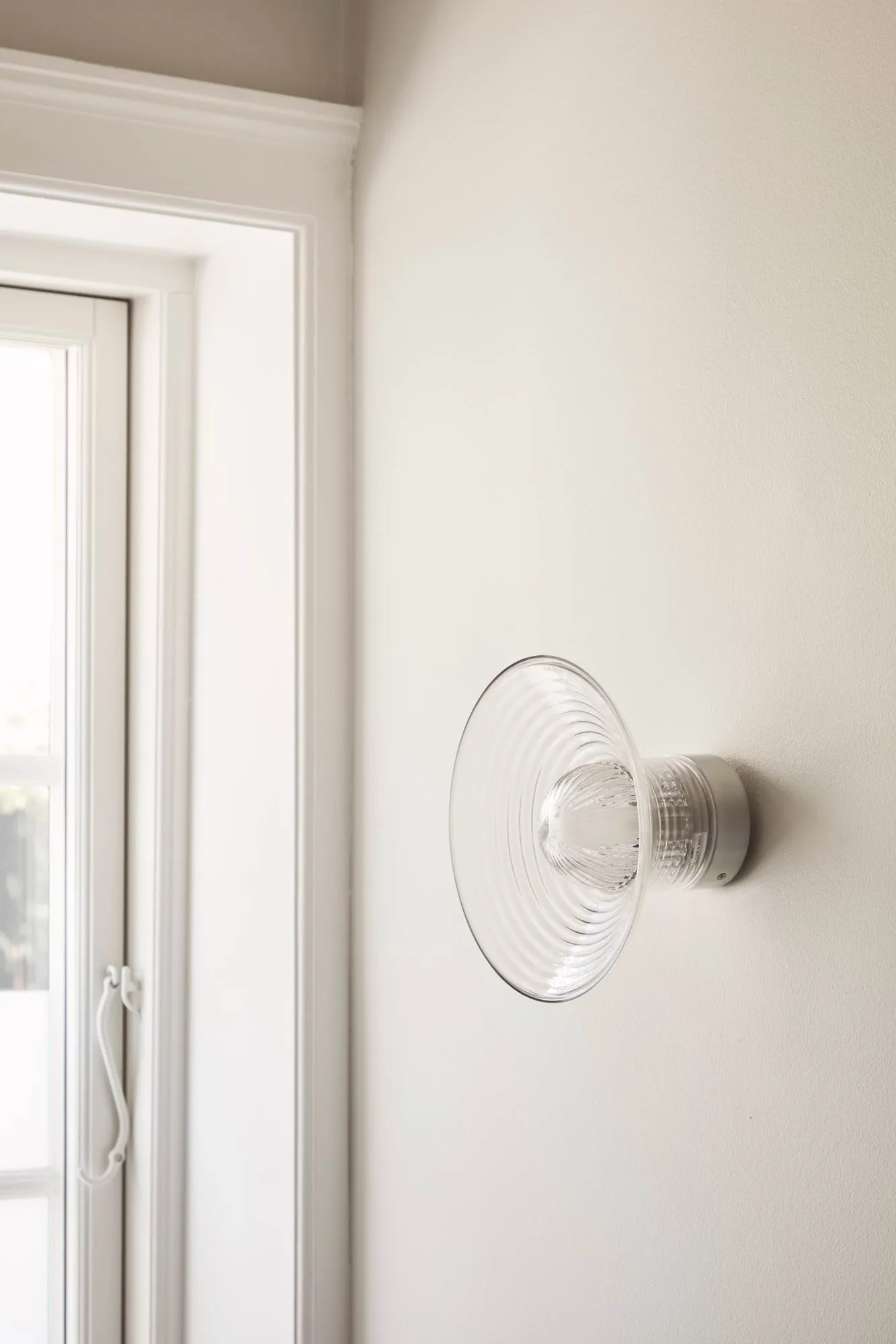 U12 Sletterhage vegglampe, Aluminium–opalglass, fast installasjon FDB Møbler