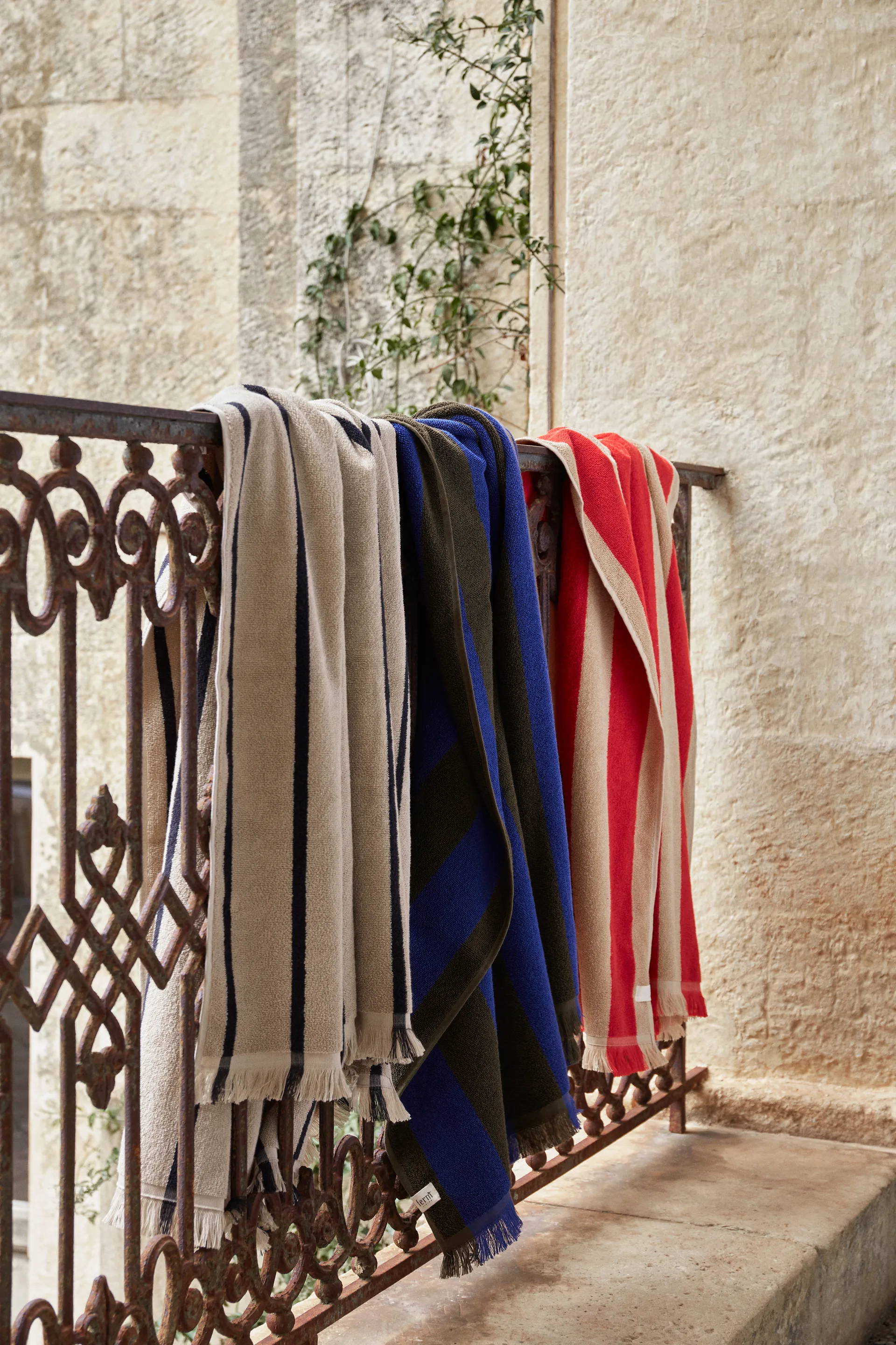 Alee badelaken 100 x 150 cm, Sand-Black Ferm Living