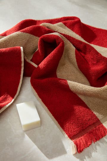 Alee håndkle 50 x 100 cm - Light camel-red - Ferm Living