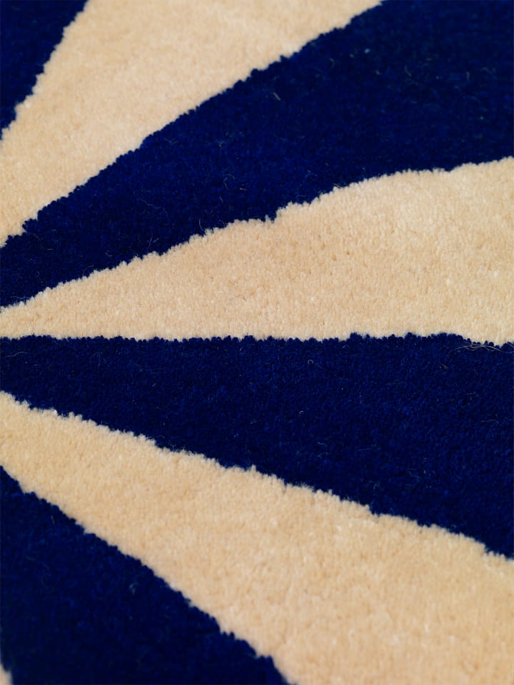 Arch håndtuftet teppe Ø 130 cm, Bright blue-Off-white Ferm Living