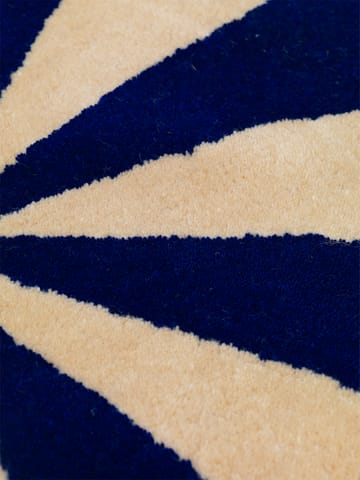 Arch håndtuftet teppe Ø 130 cm - Bright blue-Off-white - ferm LIVING