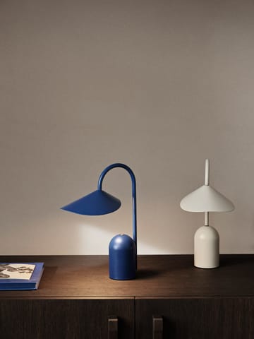 Arum bærbar lampe - Bright Blue - ferm LIVING
