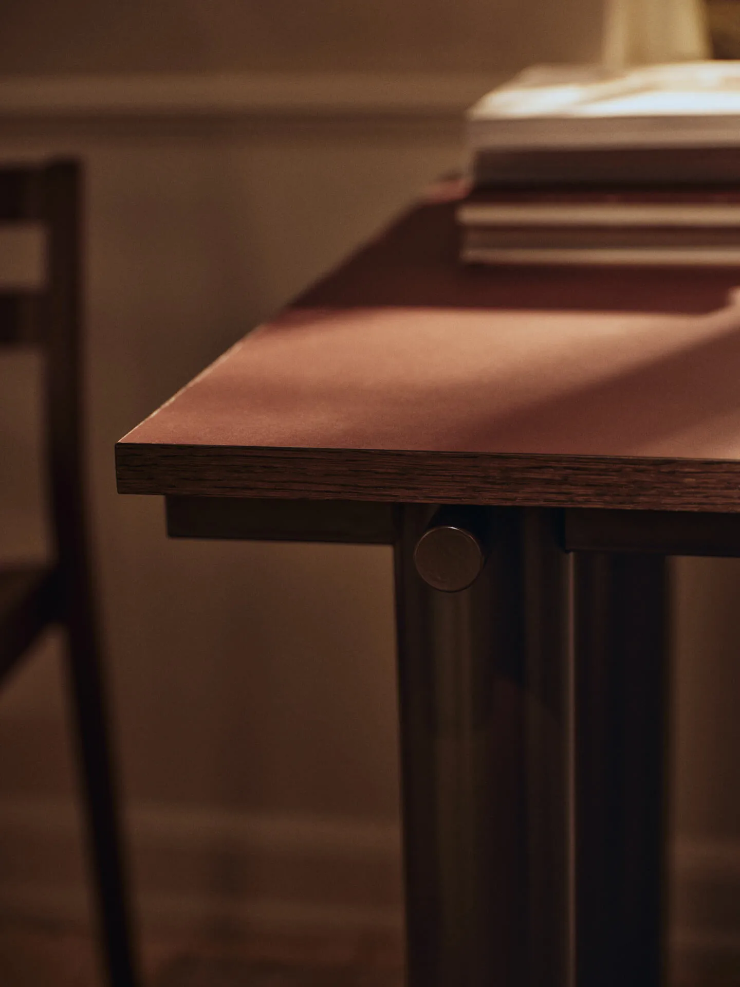 Atura spisebord, Dark chocolate-burgundy, 90x160 cm Ferm Living