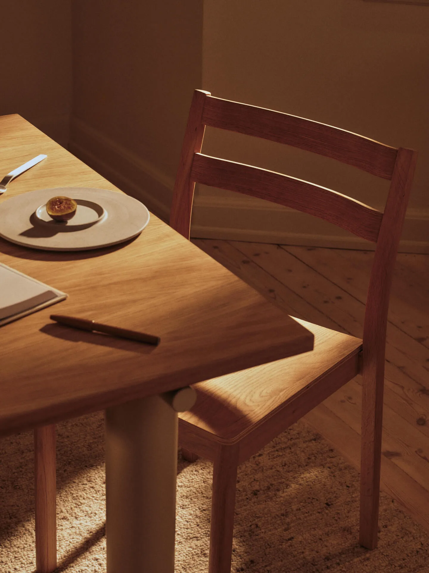 Atura spisebord, Light cashmere-eikefiner, 90x200 cm Ferm Living