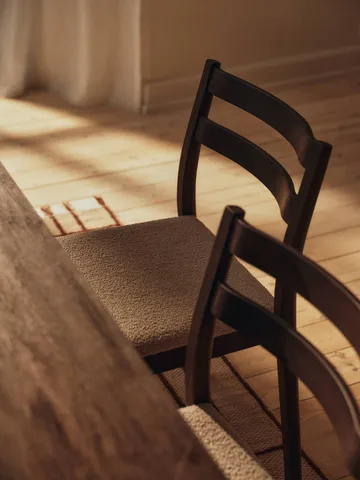 Boda stol - Polstret sete soft bouclé, mørkbeiset bøk-natural - Ferm Living