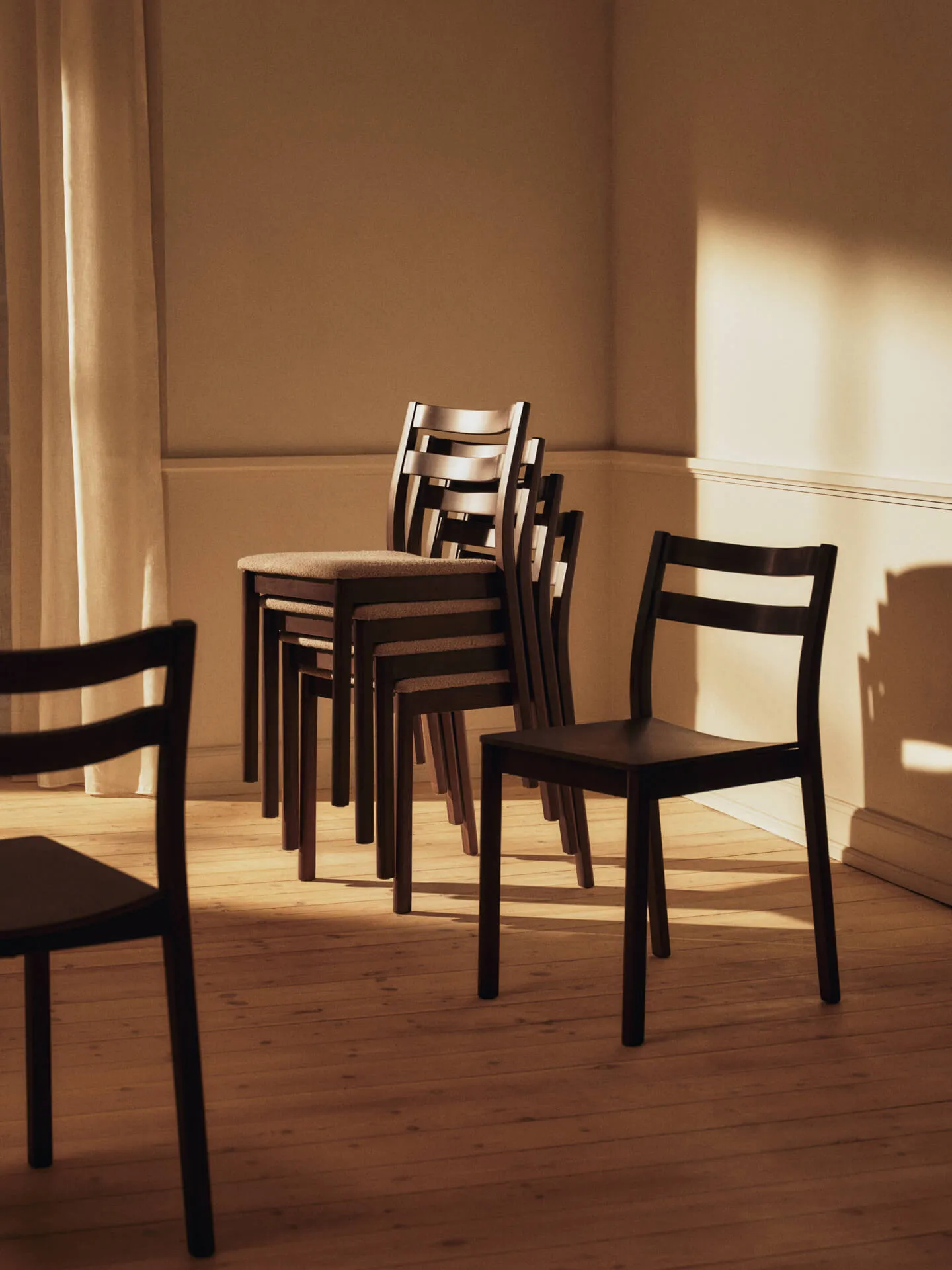 Boda stol, Polstret sete soft bouclé, mørkbeiset bøk-natural Ferm Living