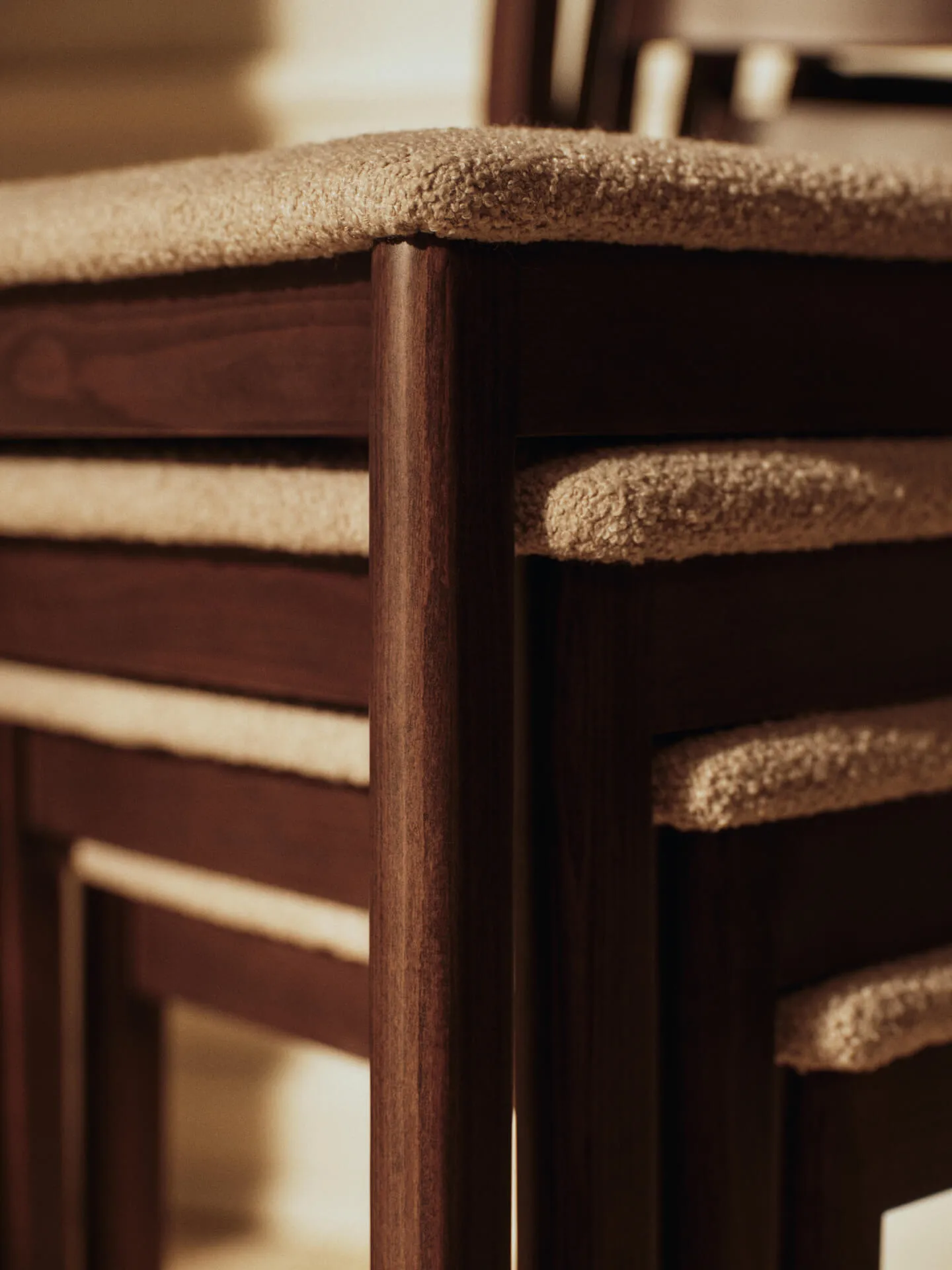 Boda stol, Polstret sete soft bouclé, mørkbeiset bøk-natural Ferm Living