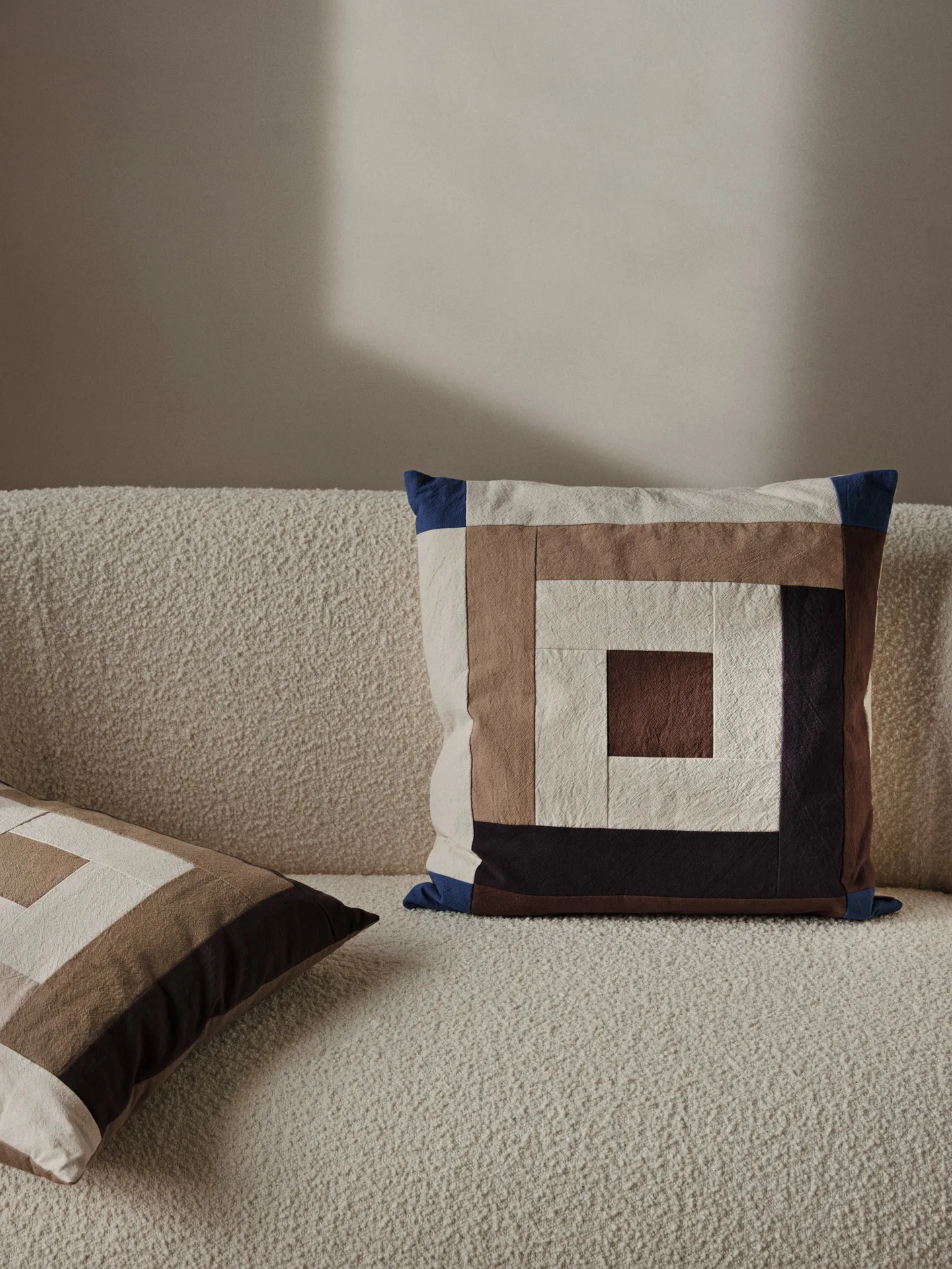 Border patchwork putetrekk 50x50 cm, Carob brown-bright blue Ferm Living