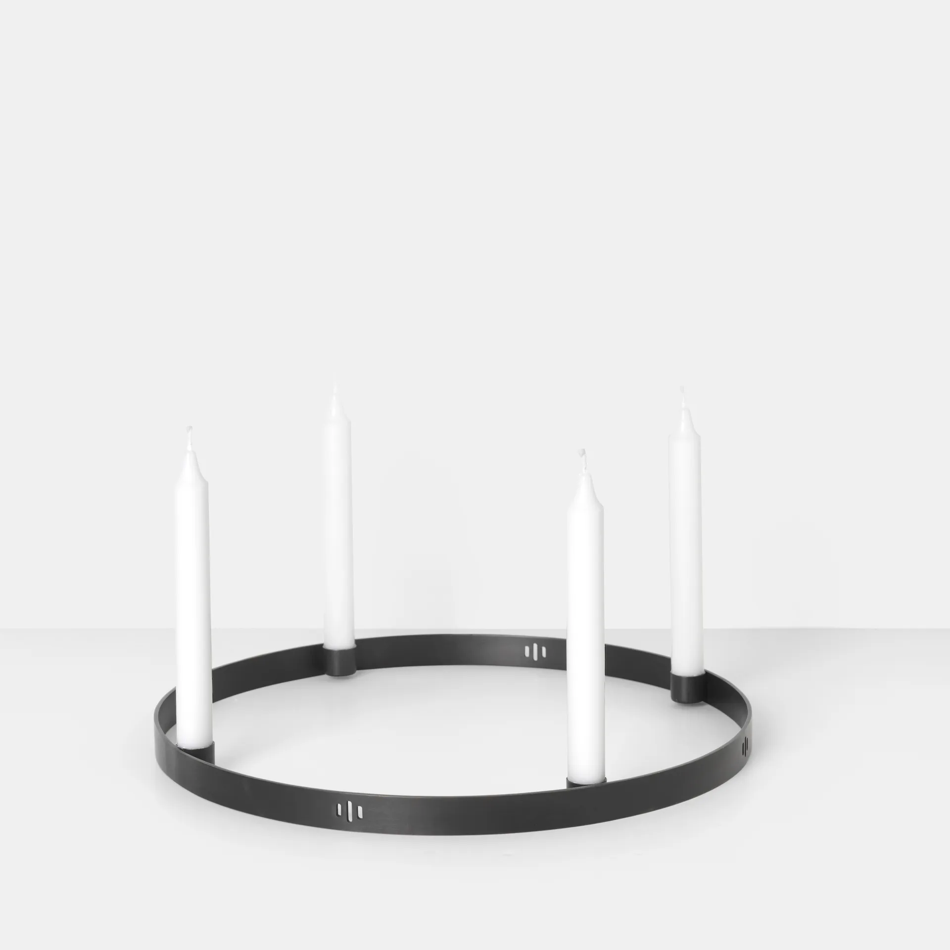 Circle svart messing lysestake, stor Ferm Living