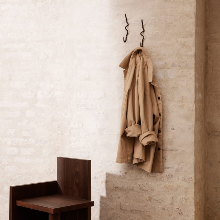 Curvature knagg enkel, Svart messing Ferm Living