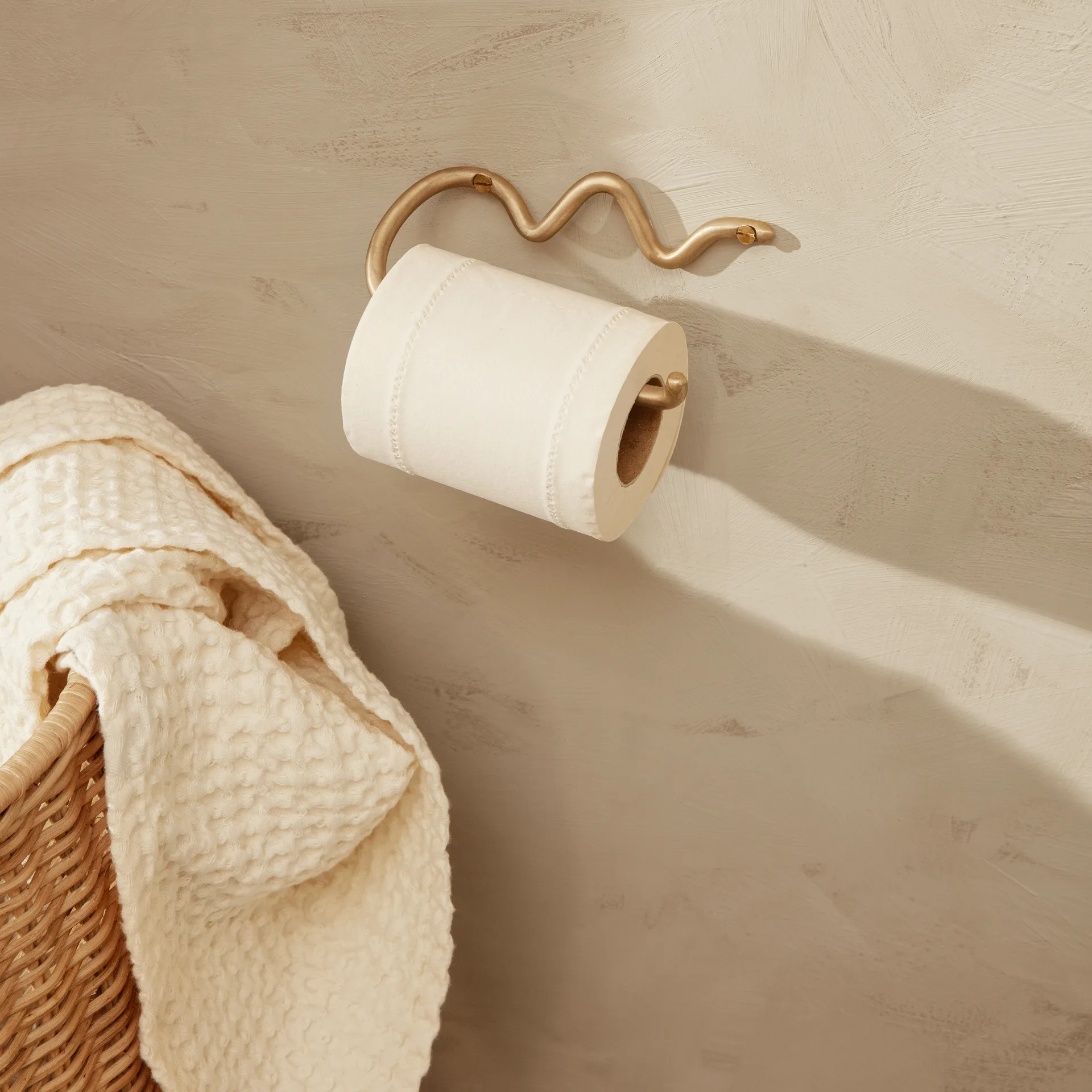 Curvature toalettpapirholder, Messing Ferm Living