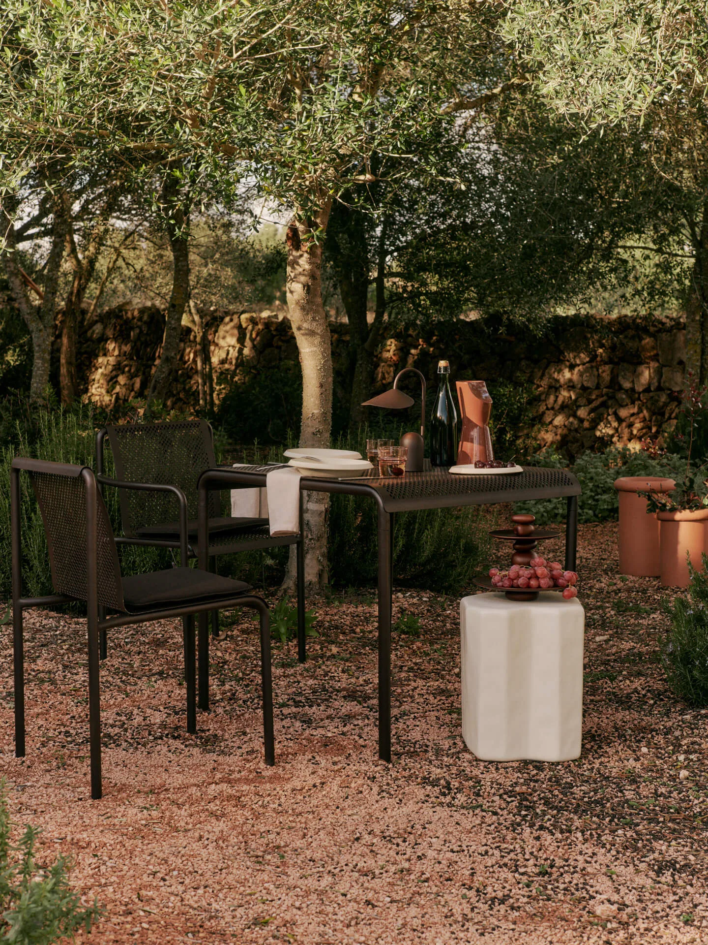 Dapple stol med armlener, Dark Chocolate Ferm Living