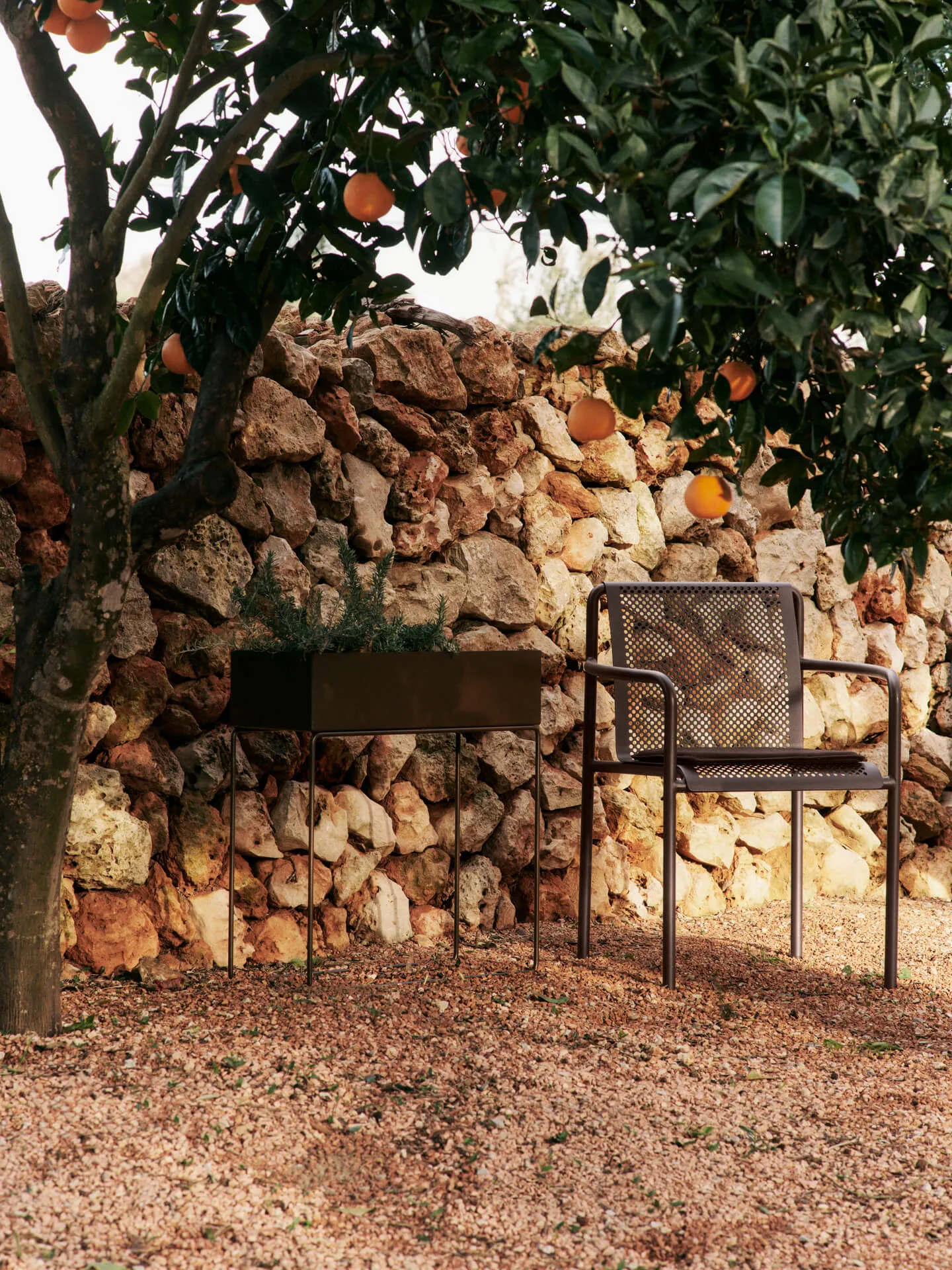 Dapple stol med armlener, Dark Chocolate Ferm Living