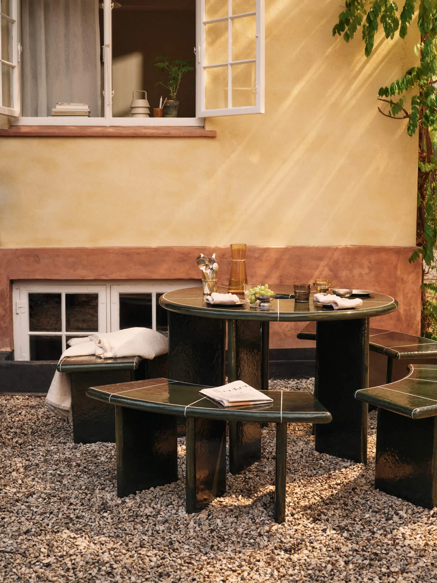 Deya spisebord, Dark green, Ø120x75 cm Ferm Living